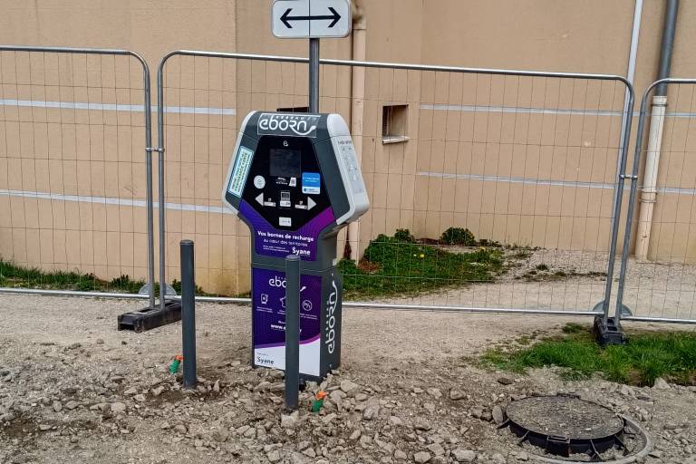Borne de recharge électrique du Rosay image1