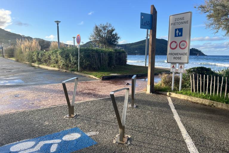 Les Lecques beach bicycle parking area image1