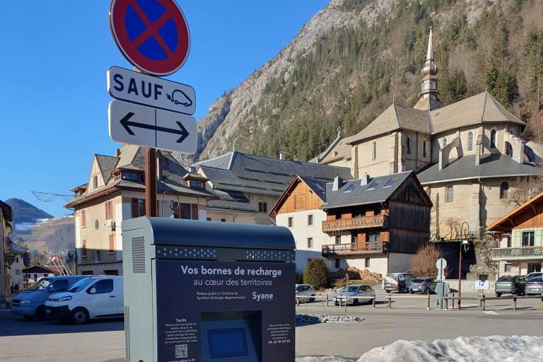 Borne de recharge véhicules électriques Abondance image1