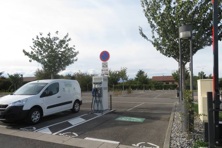 Electric vehicle charging point Publier parking salle Olympe image1