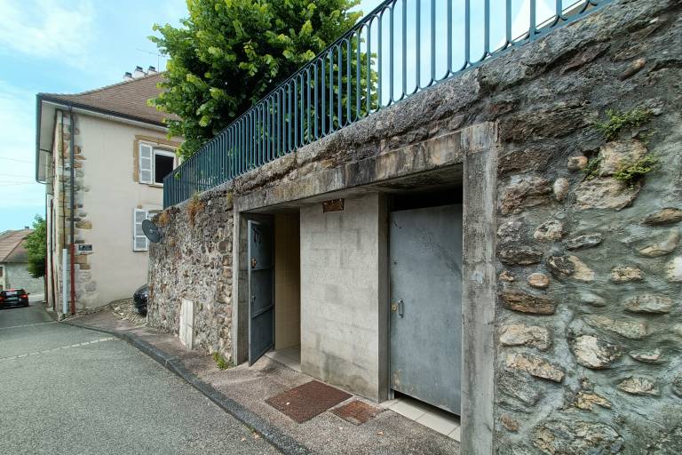 Toilettes publiques et point d'eau potable, rue du 8 mai 1945 image1