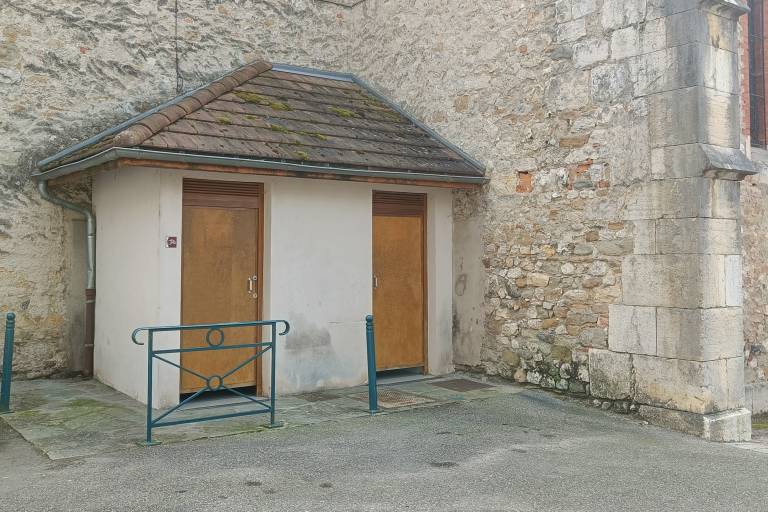 Toilettes publiques et eau potable, rue de l'église image1