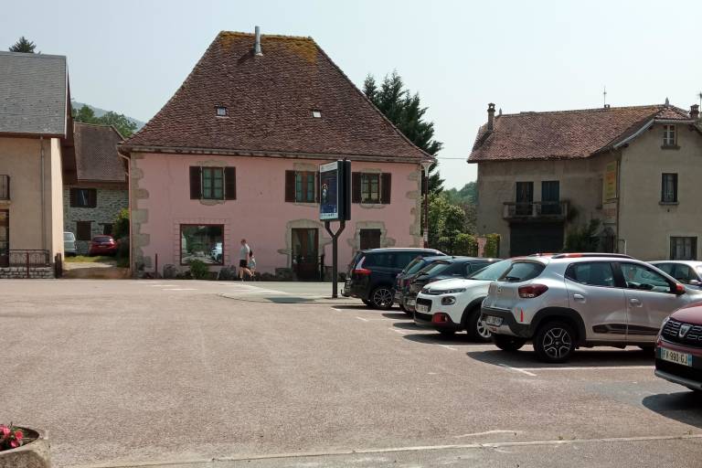 Parking place de la Résistance image1