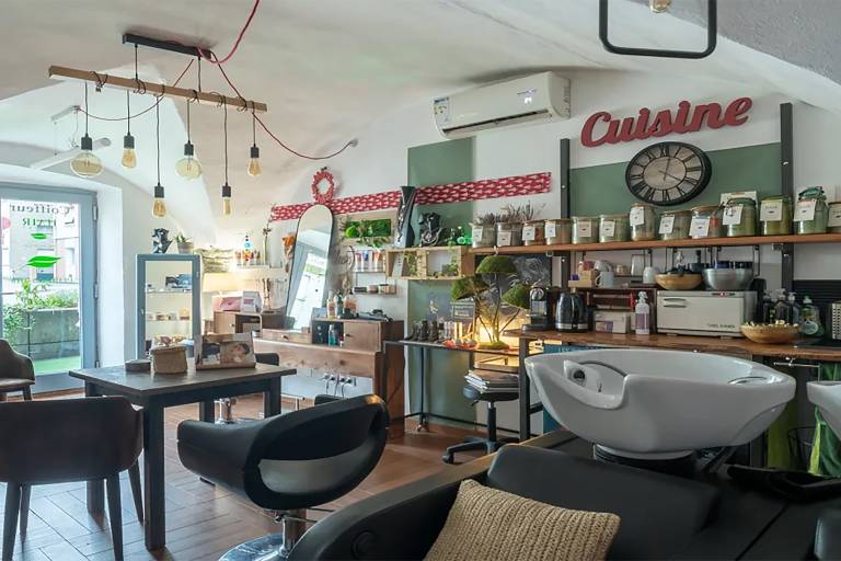 Coiffeur Au Petit Salon image1