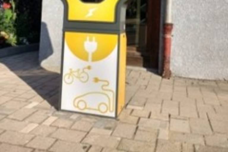 Borne de recharge pour véhicules et vélos électriques image1