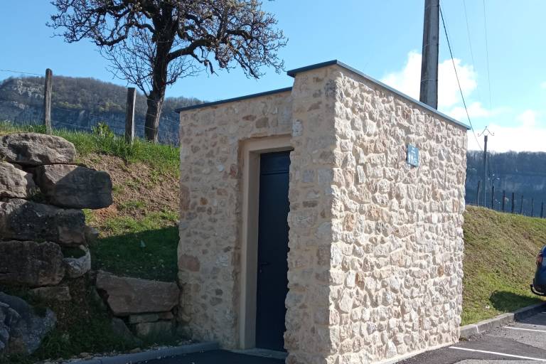Toilettes publiques et eau potable, Verel-de-Montbel image2