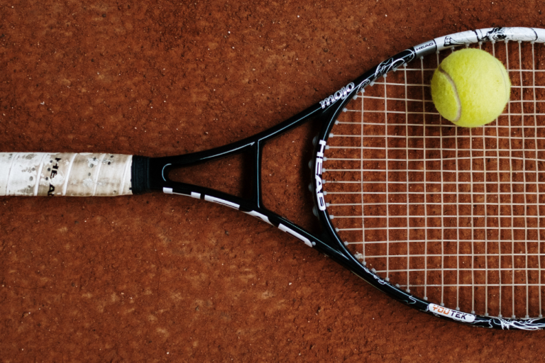 Tennis rackets for hire - Intersport Samoëns - Carrefour Market parking lot image1