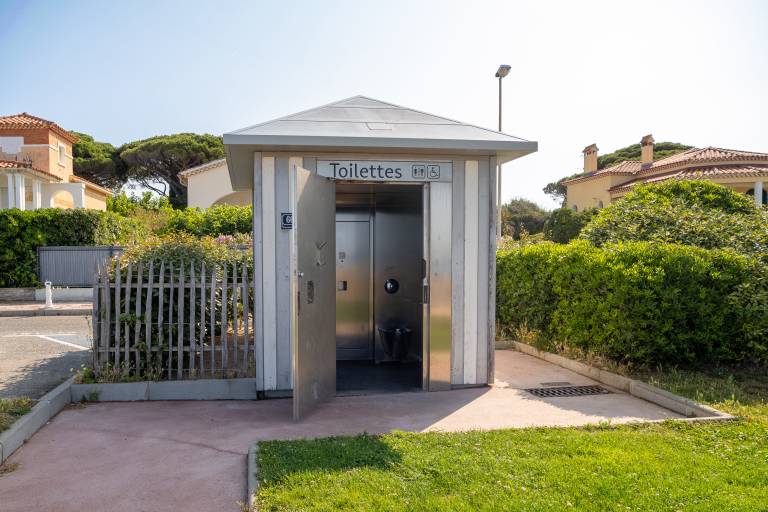 Toilettes publiques plage des Lecques 1 image1