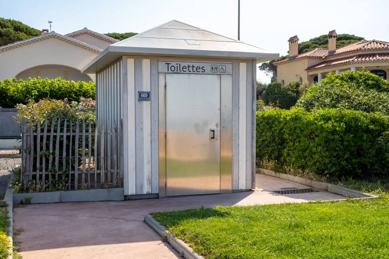 Toilettes publiques plage des Lecques 1 image2