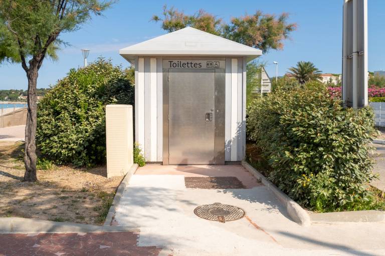 Toilettes publiques plage des Lecques 2 image2
