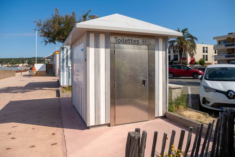 Public toilets plage des Lecques 3 image2