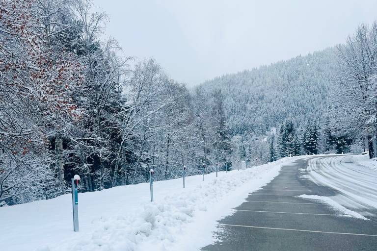 Stationnement équipé de borne de recharge électrique image2