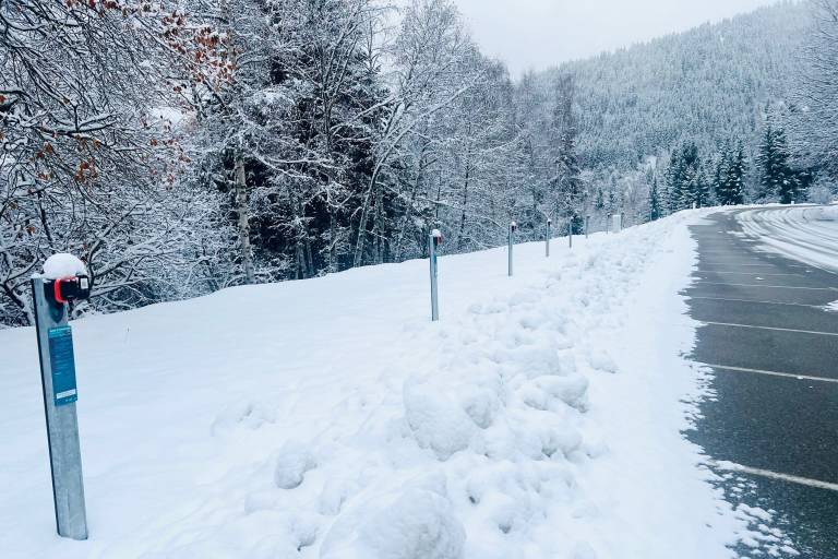 Stationnement équipé de borne de recharge électrique image1