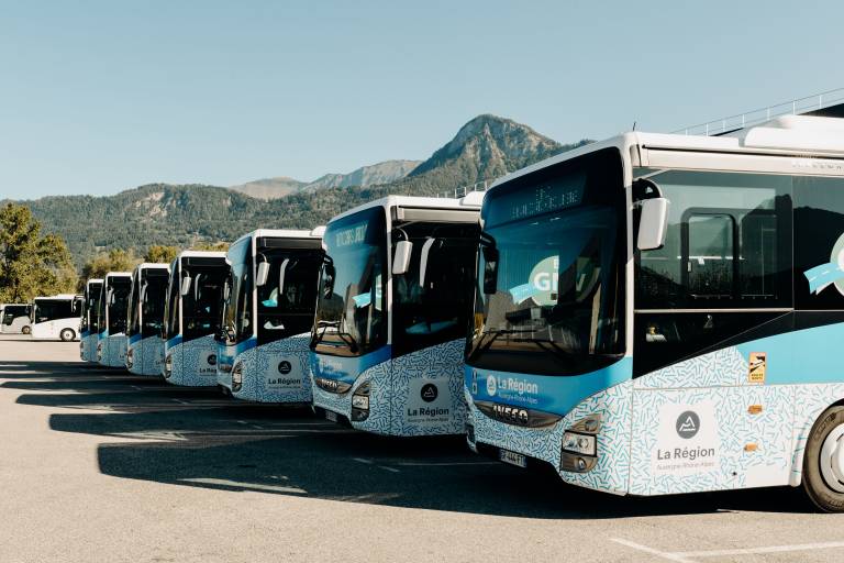 Arrêt de bus Y94 et Y02 (liaison vers gares SNCF) : Le Sougey image1