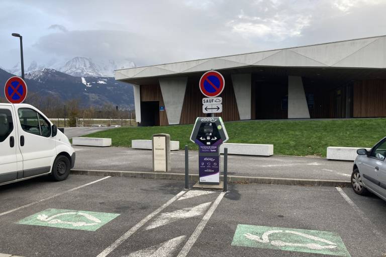 Borne de recharge électrique du Centre aquatique image2