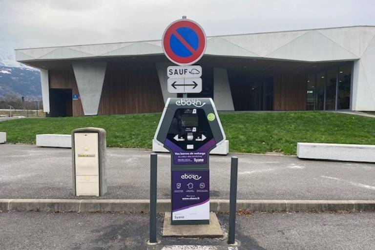 Borne de recharge électrique du Centre aquatique image1