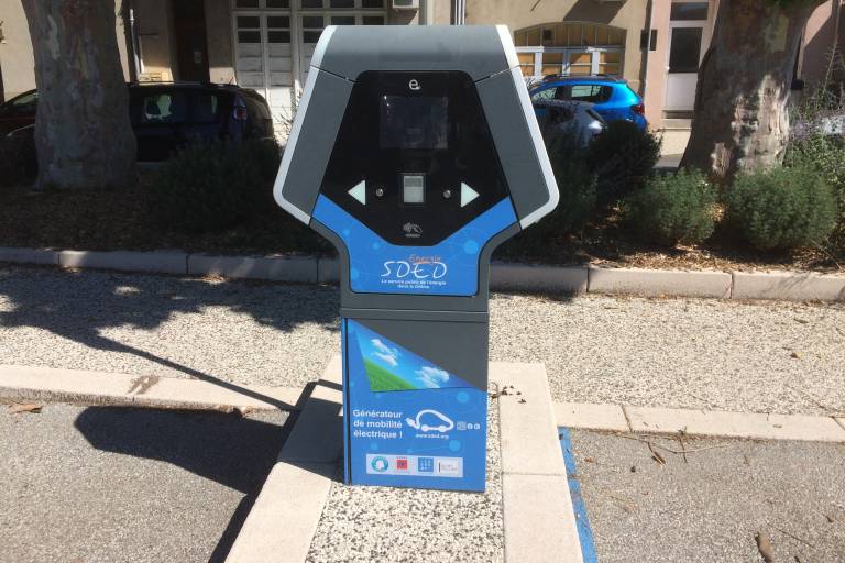 Eborn - borne de recharge pour véhicule électrique - Champ de mars/Saint-Vallier image1