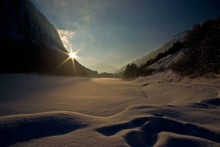 Montriond Lake in winter image1