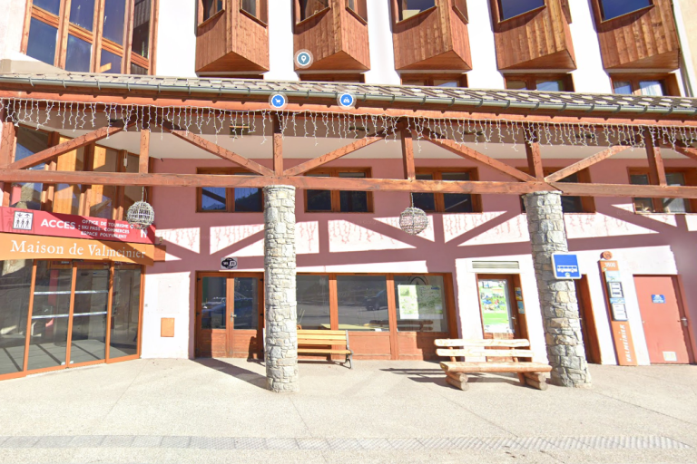 Left Luggage room Shops and services