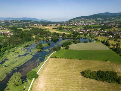 Vue sur le Lac du Môle depuis la Chapelle du Calvaire entre La Tour et Ville-en-Sallaz