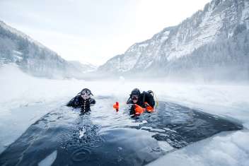 image Diving under ice + services/activities/12903/8767218