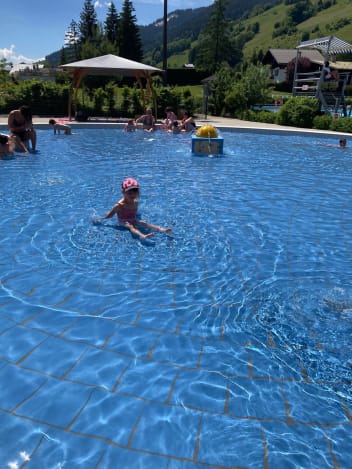 image Outdoor paddling pool + services/activities/2309/18045646