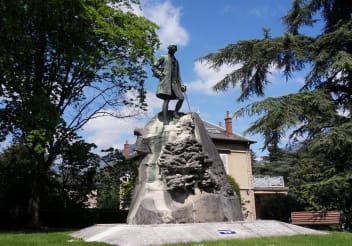 image Statue de Jean-Jacques Rousseau + services/activities/4724/3311553