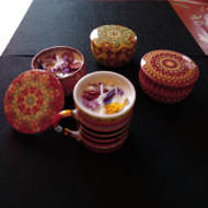 Creative workshop: Making soy wax candles, decorated with dried flowers