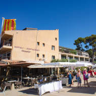Market Saint Cyr feet in the water