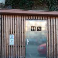 Toilettes publiques et eau potable, place Carouge