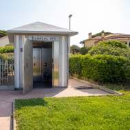 Toilettes publiques plage des Lecques 1