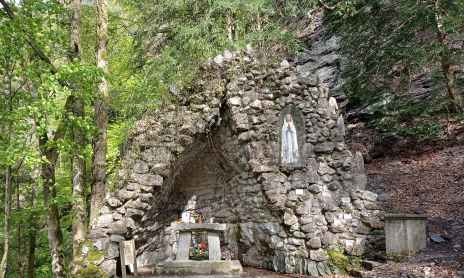 Grotte mariale de Lévaud