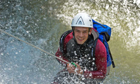 Sortie encadrée de Canyoning : Adrénaline et fraîcheur garanties !