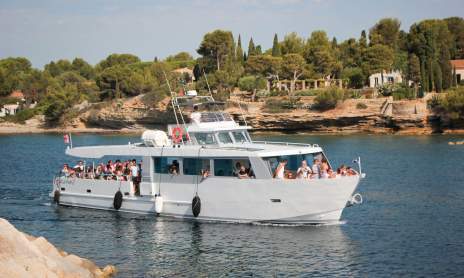 Commented sea tour of the 13 calanques  with l'Atlantide