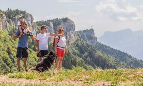 La croix du Nivolet depuis Le Sire