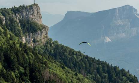 La croix du Nivolet depuis le Plateau Sud