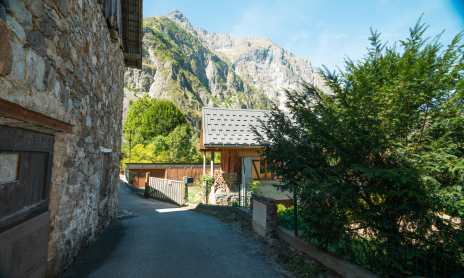 Parking in the hamlets of La Danchère and Les Escalons