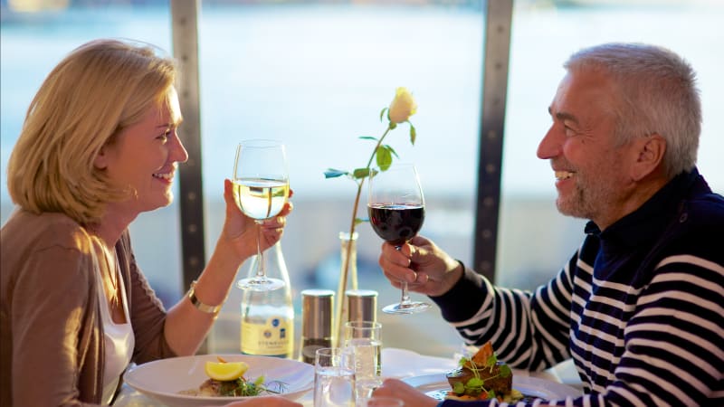 Ett par �ter mat och dricker vin
