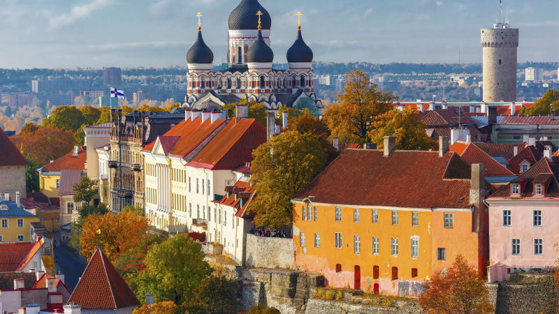 Gammal stenstad i starka frger. Det r hst p bilden. Bakgrunden finns ett torn och en ortodox kyrka med svarta kupoler