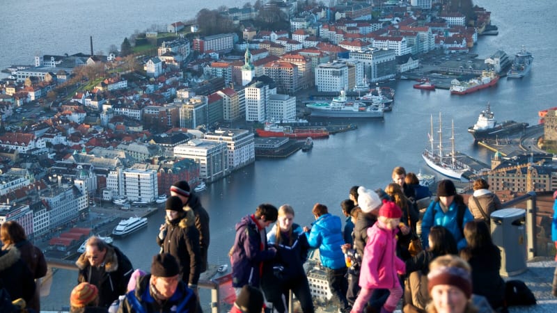 En grupp mnniskor blickar ut ver Bergen