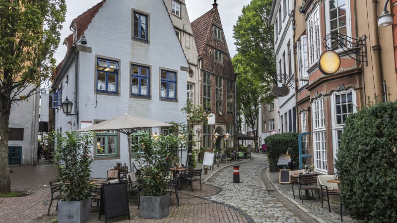 En kullerstensgr�nd med tegelstenshus.