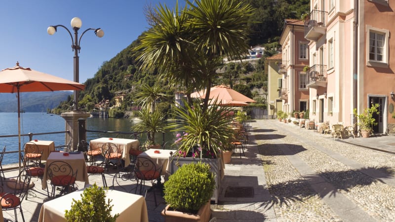 En kaj med uteservering och sm palmer