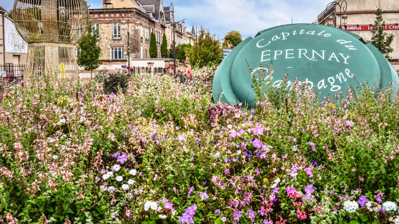 pernay  Champagneprovning p Dom Caudron