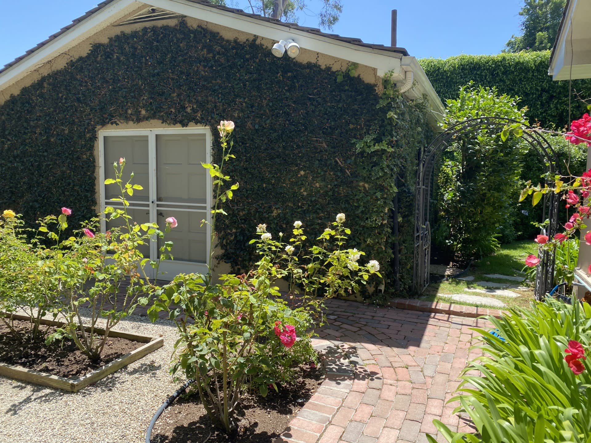 Guest House, ucla, 120 Greenfield Ave, Los Angeles, CA 90049, USA