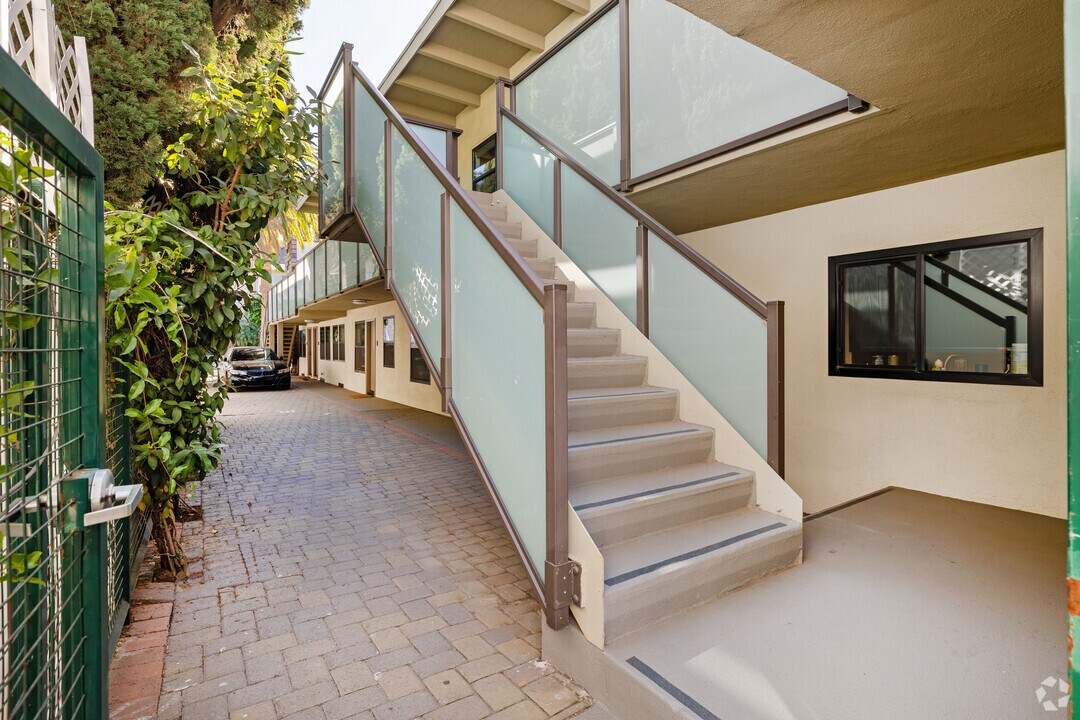 The Clover, ucla, 11665 Mayfield Ave, Los Angeles, CA 90049