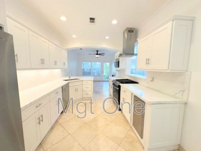 18 Dauphine, uci, 18 Dauphine, Newport Beach, CA 92657