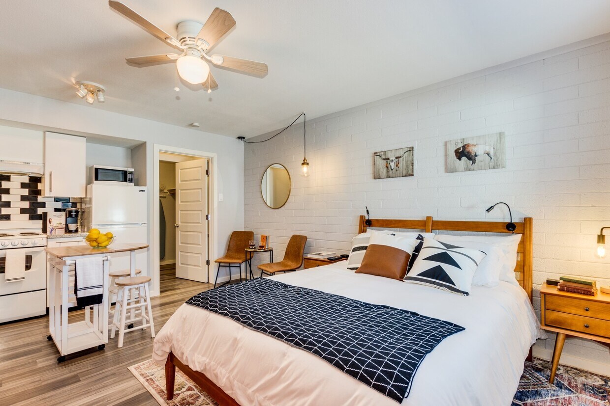 Bluu Door Hospitality, asu, 1240-1246 4th St Unit 1240 - 2, Tempe, AZ 85281