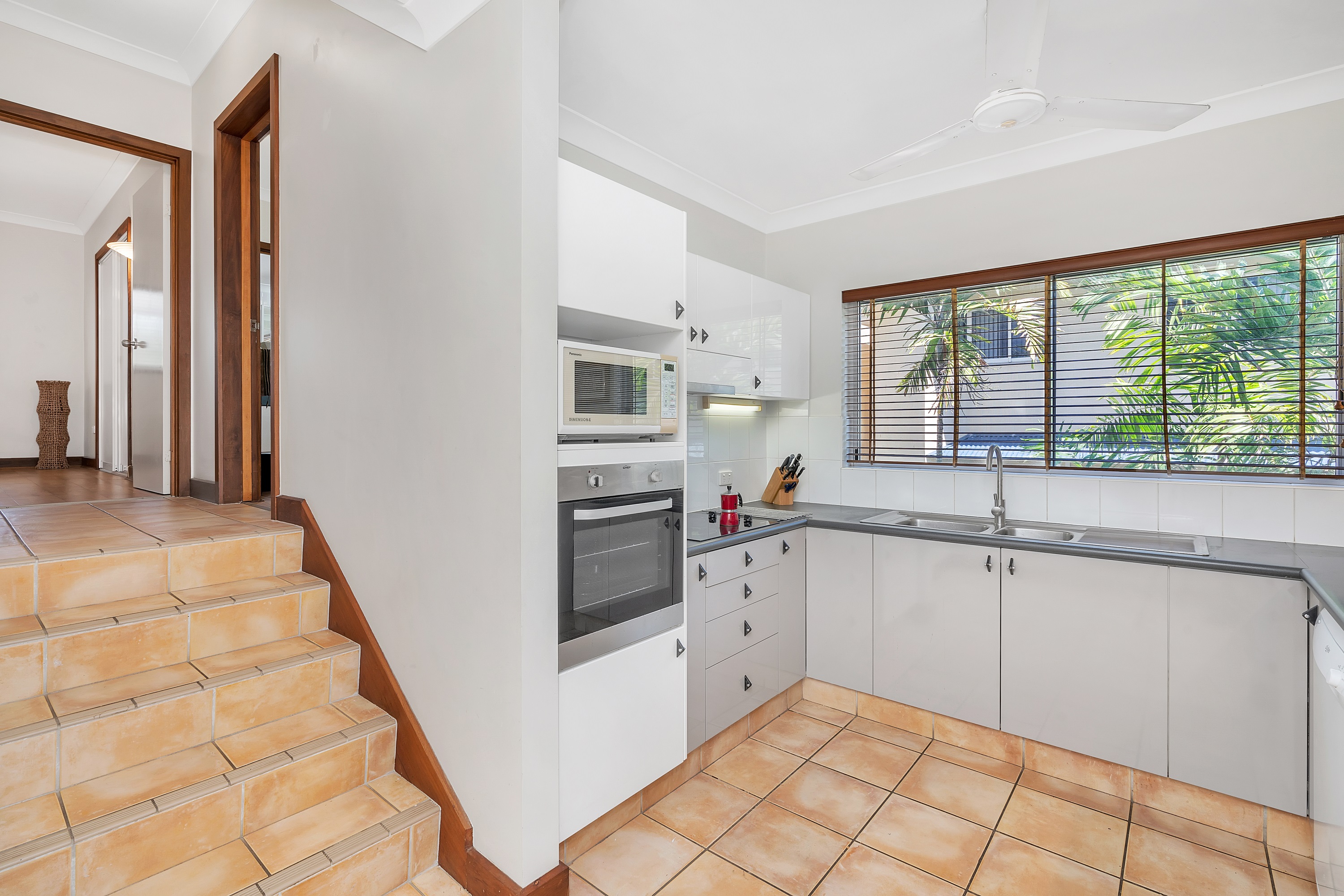 Ribbons Beachfront 2 Bedroom Apartment 4