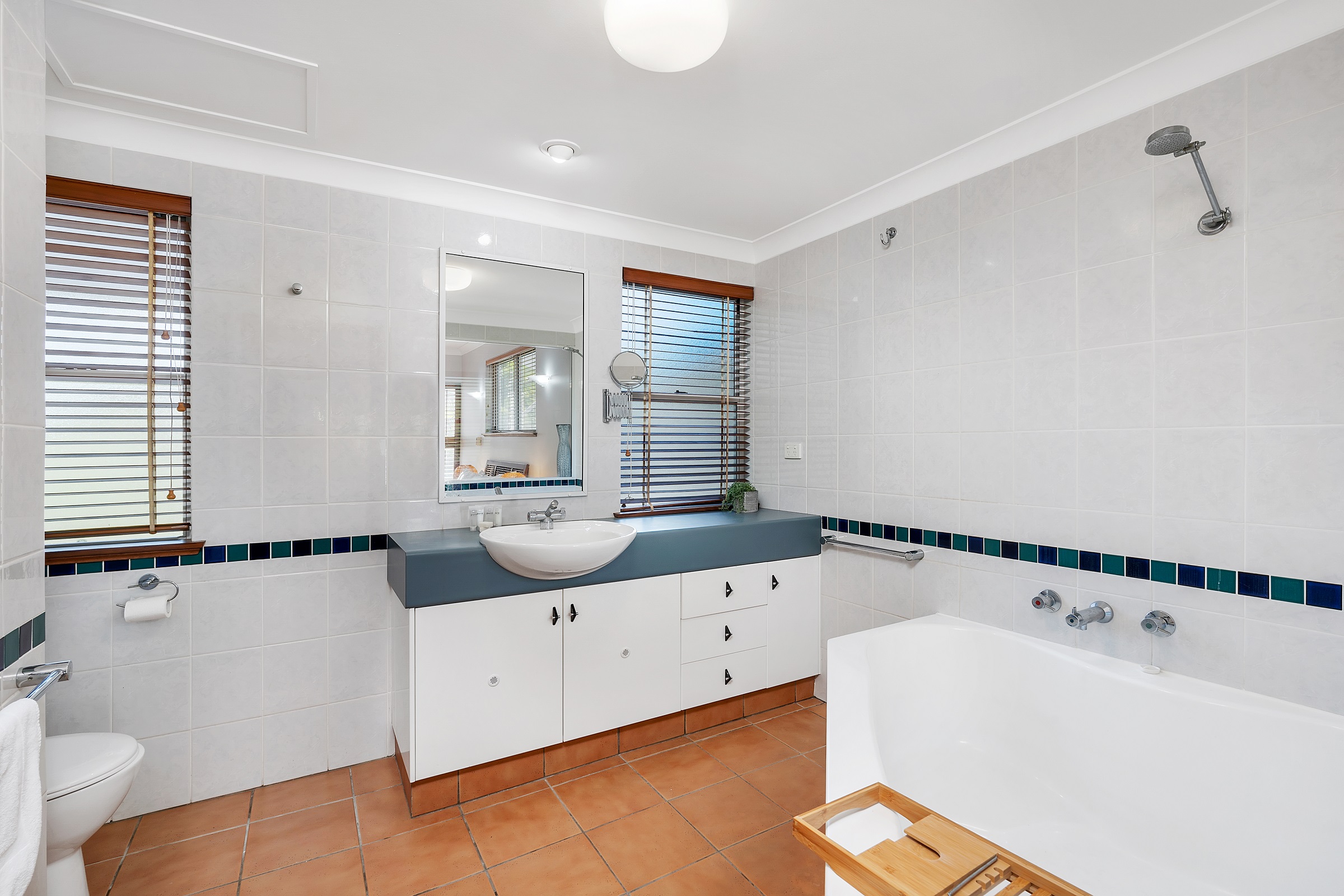 Ribbons Beachfront 2 Bedroom Apartment 4
