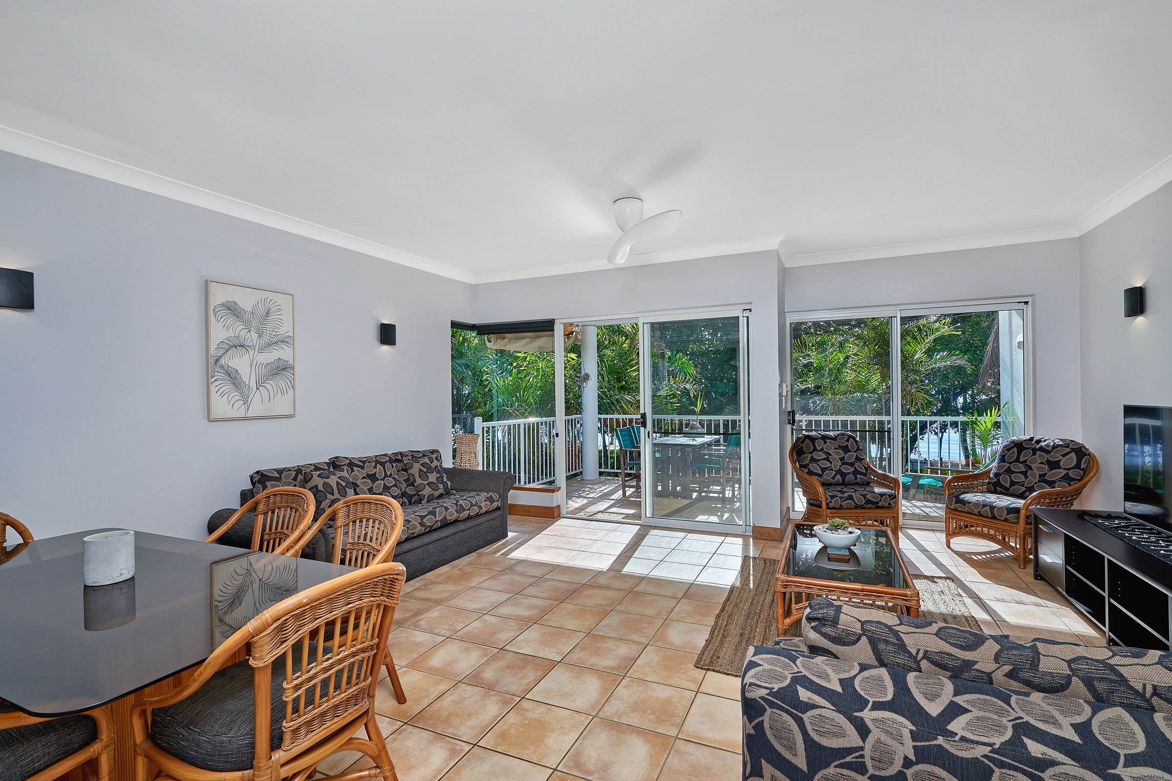 Ribbons Beachfront 2 Bedroom Apartment 4
